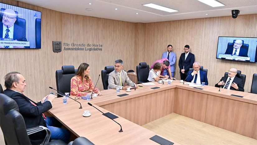 Imagem 1 -  Secretário da Fazenda será convidado a prestar esclarecimentos na Assembleia sobre situação financeira do RN. O convite a Carlos Eduardo Xavier foi aprovado, à unanimidade, pelos membros da Comissão de Fiscalização e Finanças (CFF) da Assembleia Legislativa do Rio Grande do Norte. A sugestão foi do deputado Nelter Queiroz (PSDB), após o secretário afirmar que o estado está em situação financeira preocupante e, por este motivo, não será possível conceder aumentos para os servidores públicos neste ano. “Precisamos saber qual a real situação e só ele pode nos explicar”, justificou Nelter.