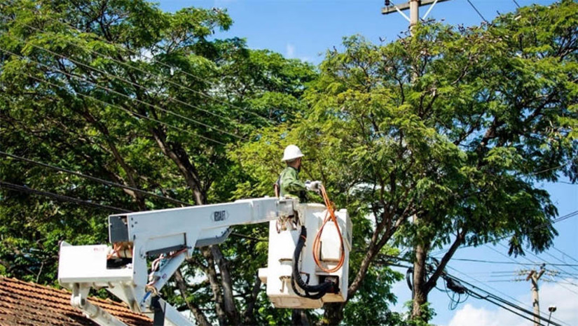 Imagem 1 -  Cosern reforça cuidados com podas de árvores próximas à rede elétrica devido a temporada de ventos mais fortes. De acordo com a Companhia, o mês de agosto é conhecido pela intensidade de ventos, o que  aumenta o número de objetos e galhos de árvores que entram em contato com a rede de distribuição de energia elétrica de forma acidental e que podem causar interrupções no fornecimento de energia. De janeiro a julho deste ano, a Neoenergia Cosern registrou 2.455 ocorrências dessa natureza. Em todo o estado, 67% dos cerca de 22 mil quilômetros de cabos nus que atravessavam ou estavam perto de copas de árvores foram substituídos por um mais novo, do tipo multiplexado (ou protegido).