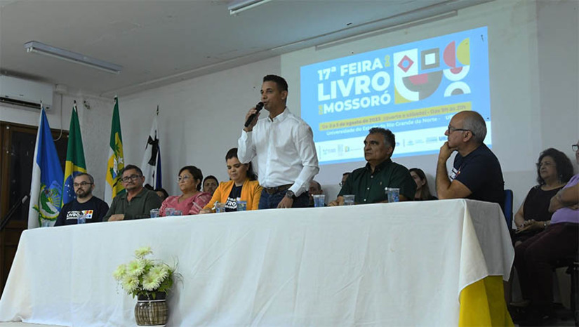 Imagem 1 -  PMM investe R$ 150 mil para unidades de ensino adquirirem obras literárias na Feira do Livro. O valor também é destinado a aquisição de materiais didático-pedagógicos, além de exemplares para o acervo da Biblioteca Ney Pontes Duarte. O prefeito Allyson Bezerra acompanhou a abertura da 17ª Feira do Livro de Mossoró, que aconteceu na noite desta quarta-feirs (2), na UERN, e ressaltou a importância da iniciativa para o município. "É um evento educacional, acima de tudo, e também cultural. Ler é cultura, é educação”, disse. A FLM acontece Até o próximo sábado (5), nas instalações das Faculdades de Ciências Econômicas (FACEM), Letras e Artes (FALA) e Educação (FE), sempre das 9h às 21h.