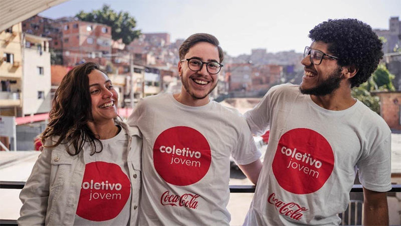 Imagem 1 -  Secretaria do Trabalho e Solar Coca-Cola oferecem 2 mil vagas para capacitação de jovens do RN. As inscrições no Coletivo Online, programa de empregabilidade 100% digital do Instituto Coca-Cola, começam na segunda-feira (7). As inscrições são gratuitas e podem ser feitas até 21 de agosto por meio do site da Solar Coca-Cola. Para se candidatar, os interessados precisam ter idade entre 16 e 25 anos e estar cursando ou já ter concluído o Ensino Médio. A capacitação acontece em ambiente 100% digital, pelo aplicativo Whatsapp, e tem duração de seis semanas. Durante o ciclo de capacitação, os participantes terão acesso a aulas de planejamento financeiro, plano de vida, elaboração e construção de currículo e preparação para processos seletivos.