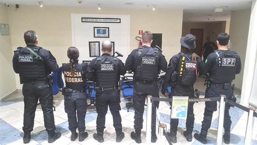 Imagem 1 - Suspeito de contribuir com dinheiro e munições para atentados no RN é preso em Natal. A prisão, realizada em ação conjunta das polícias Federal, Civil, Militar e Penal, aconteceu na terça-feira (1º), no bairro do Alecrim. O investigado possui histórico no Sistema Penitenciário Federal, devido ter sido apontado como um dos líderes em uma outra onda de ataques violentos acontecida no ano de 2016 no RN. Além disso, ele foi condenado a mais de 15 anos por crimes de corrupção de menores, tráfico de drogas e porte ilegal de arma de fogo. Imagem 1 - Suspeito de contribuir com dinheiro e munições para atentados no RN é preso em Natal. A prisão, realizada em ação conjunta das polícias Federal, Civil, Militar e Penal, aconteceu na terça-feira (1º), no bairro do Alecrim. O investigado possui histórico no Sistema Penitenciário Federal, devido ter sido apontado como um dos líderes em uma outra onda de ataques violentos acontecida no ano de 2016 no RN. Além disso, ele foi condenado a mais de 15 anos por crimes de corrupção de menores, tráfico de drogas e porte ilegal de arma de fogo.