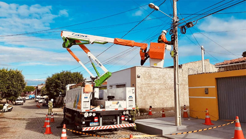 Imagem 1 - De janeiro a junho de 2023, a Cosern removeu 10,7 toneladas de cabos irregulares instalados em postes. O quantitativo extraído nos primeiro 6 meses deste ano é 154% superior ao registrado no mesmo período de 2022. A retirada desses itens, segundo a Companhia, é necessária para garantir mais segurança à população, reduzir a poluição visual e identificar e eliminar as ligações clandestinas de cabos de telecomunicações que geram um sobrepeso à estrutura dos postes, situação que pode levar a interrupções do fornecimento de energia. Imagem 1 - De janeiro a junho de 2023, a Cosern removeu 10,7 toneladas de cabos irregulares instalados em postes. O quantitativo extraído nos primeiro 6 meses deste ano é 154% superior ao registrado no mesmo período de 2022. A retirada desses itens, segundo a Companhia, é necessária para garantir mais segurança à população, reduzir a poluição visual e identificar e eliminar as ligações clandestinas de cabos de telecomunicações que geram um sobrepeso à estrutura dos postes, situação que pode levar a interrupções do fornecimento de energia.