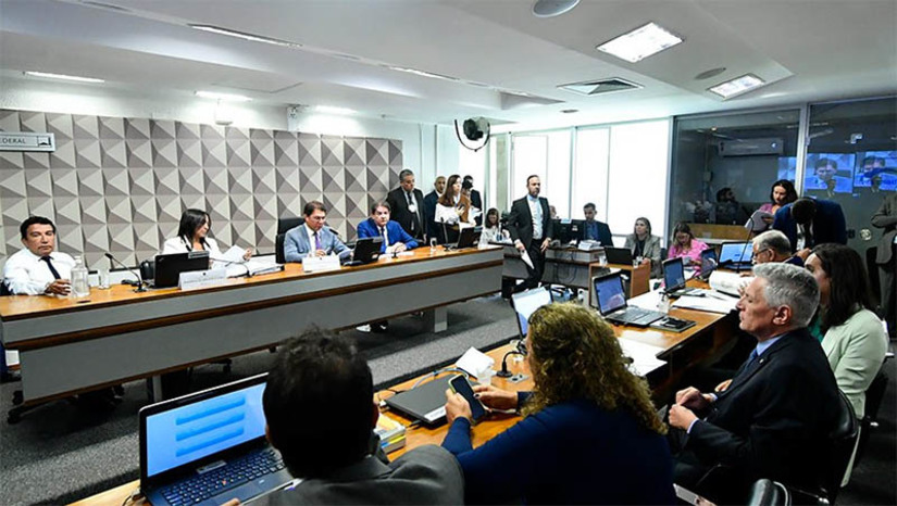 Imagem 1 - “Hacker de Araraquara” é convocado a depor na CMPI do 8 de janeiro, no Senado. A relatora Eliziane Gama (PSD-MA) é uma das autoras da convocação de Walter Delgatti Netto. Para a senadora, ele poderá ajudar a esclarecer como a Deputada Carla Zambelli (PL-SP) atuou de modo a questionar a legitimidade do sistema eleitoral brasileiro nas eleições de 2022. Em reunião realizada nesta quinta-feira (3), Além de hacker, membros da Comissão Parlamentar Mista de Inquérito também aprovaram a covocação de outras 5 testemunhas, a transferência de sigilos, entre telefônico, telemático, bancário e fiscal, além de requisição de RIFs (Relatório de Inteligência Financeira), documentos que o Conselho de Controle de Atividade Financeiras (Coaf) produz na identificação de movimentações que indiquem suspeita de crimes. Imagem 1 - “Hacker de Araraquara” é convocado a depor na CMPI do 8 de janeiro, no Senado. A relatora Eliziane Gama (PSD-MA) é uma das autoras da convocação de Walter Delgatti Netto. Para a senadora, ele poderá ajudar a esclarecer como a Deputada Carla Zambelli (PL-SP) atuou de modo a questionar a legitimidade do sistema eleitoral brasileiro nas eleições de 2022. Em reunião realizada nesta quinta-feira (3), Além de hacker, membros da Comissão Parlamentar Mista de Inquérito também aprovaram a covocação de outras 5 testemunhas, a transferência de sigilos, entre telefônico, telemático, bancário e fiscal, além de requisição de RIFs (Relatório de Inteligência Financeira), documentos que o Conselho de Controle de Atividade Financeiras (Coaf) produz na identificação de movimentações que indiquem suspeita de crimes.
