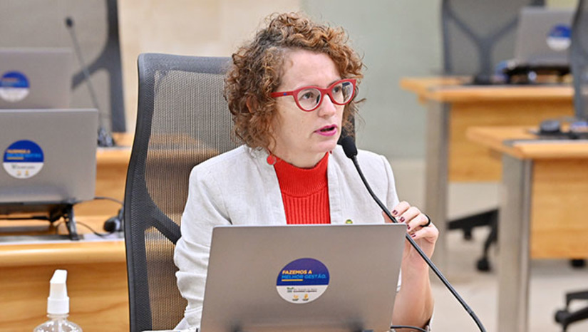 Imagem 1 - Isolda Dantas afirmou que enquanto outros Estados seguem a redução de preços o RN segue o caminho inverso. "Isso é preocupante, pois a Petrobras vende a gasolina 27% mais barata do que o preço das refinarias privadas e a 3R vende 10% a mais. Pela média estamos pagando 37% a mais. E a gente sabe que quando a gasolina aumenta, os preços também aumentam", lamentou a deputada. Imagem 1 - Isolda Dantas afirmou que enquanto outros Estados seguem a redução de preços o RN segue o caminho inverso. "Isso é preocupante, pois a Petrobras vende a gasolina 27% mais barata do que o preço das refinarias privadas e a 3R vende 10% a mais. Pela média estamos pagando 37% a mais. E a gente sabe que quando a gasolina aumenta, os preços também aumentam", lamentou a deputada.