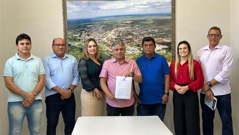 Imagem 1 - Prefeitura de Governador assina ordem de serviço para reforma da quadra de esporte do Monte Alegre. O ato ocorreu no Gabinete do Prefeito, nesta quinta-feira (3), e contou com a participação dos secretários municipais e do representante da empresa contratada para executar a obra, Jocelito de Oliveira. A gestão municipal vai investir R$ 90.468,68 em recursos próprios para assegurar um equipamento de esporte com condições adequadas para a comunidade do Monte Alegre. Imagem 1 - Prefeitura de Governador assina ordem de serviço para reforma da quadra de esporte do Monte Alegre. O ato ocorreu no Gabinete do Prefeito, nesta quinta-feira (3), e contou com a participação dos secretários municipais e do representante da empresa contratada para executar a obra, Jocelito de Oliveira. A gestão municipal vai investir R$ 90.468,68 em recursos próprios para assegurar um equipamento de esporte com condições adequadas para a comunidade do Monte Alegre.