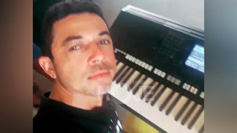 Imagem 1 - Tecladista de 33 anos é vítima de atropelamento na RN 016, no município de Serra do Mel. Edson Bruno Cardoso Soares seguia pela rodovia em uma motocicleta, no final da tarde desta quinta-feira (3), quando foi colhido por uma carreta. De acordo com a Polícia Militar, o músico teria acessado repentinamente a rotatória de acesso à Serra do Mel e o motorista da o outro veículo não conseguiu evitar a colisão. Bruno morreu na hora. O condutor da carreta permaneceu no local até que o corpo fosse recolhido e a perícia concluída. Imagem 1 - Tecladista de 33 anos é vítima de atropelamento na RN 016, no município de Serra do Mel. Edson Bruno Cardoso Soares seguia pela rodovia em uma motocicleta, no final da tarde desta quinta-feira (3), quando foi colhido por uma carreta. De acordo com a Polícia Militar, o músico teria acessado repentinamente a rotatória de acesso à Serra do Mel e o motorista da o outro veículo não conseguiu evitar a colisão. Bruno morreu na hora. O condutor da carreta permaneceu no local até que o corpo fosse recolhido e a perícia concluída.
