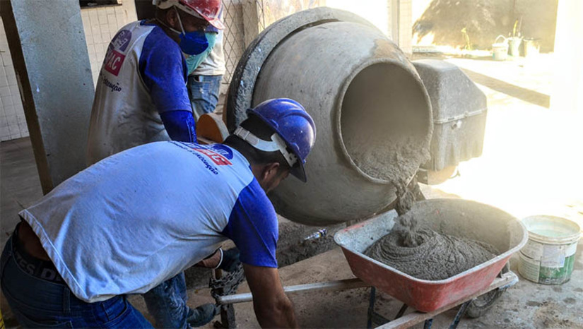 Imagem 1 - Revitalização na Escola Municipal Celina Guimarães Viana, no Barrocas está em ritmo avançado. Os serviços no equipamento contemplam revisão elétrica, hidráulica e de cobertura, descupinização, pintura, revisão de esquadrias de madeira e de ferro, substituição de portas, acessibilidade, entre outros. É a primeira grande manutenção que a unidade recebe em 34 anos de existência. Na manhã desta sexta-feira (4), o prefeito Allyson Bezerra acompanhou o avanço das obras na unidade. Imagem 1 - Revitalização na Escola Municipal Celina Guimarães Viana, no Barrocas está em ritmo avançado. Os serviços no equipamento contemplam revisão elétrica, hidráulica e de cobertura, descupinização, pintura, revisão de esquadrias de madeira e de ferro, substituição de portas, acessibilidade, entre outros. É a primeira grande manutenção que a unidade recebe em 34 anos de existência. Na manhã desta sexta-feira (4), o prefeito Allyson Bezerra acompanhou o avanço das obras na unidade.