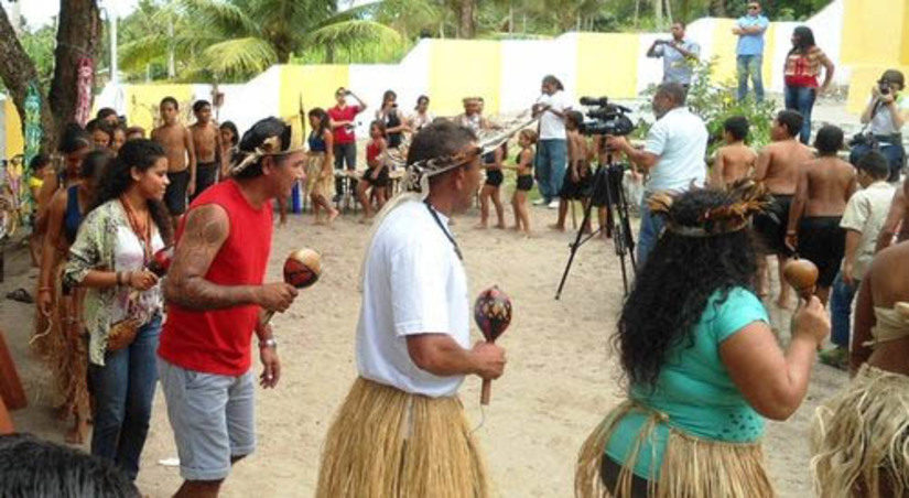 Imagem 1 -  População autodeclarada indígena no RN teve aumento de aproximadamente 350% em 12 anos. Atualmente, segundo o dado do Censo Demográfico 2022, realizado pelo IBGE, o Rio Grande Norte tem 11.725 pessoas indígenas vivendo em seu território, distribuídas em 5.539 domicílios particulares permanentes ocupados com pelo menos um morador indígena. Esse número de moradores indígenas no estado representa 0,36% da população residente. Em 2010, o IBGE contou 2.597 pessoas indígenas no RN, o que correspondia a 0,08% da população residente no estado, denotando que a população autodeclarada indígena mais que dobrou em 12 anos, com variação positiva de aproximadamente 350%.  
