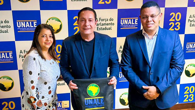 Imagem 1 -  "A ferramenta criada pela equipe da diretoria de Gestão Tecnológica da ALRN será disponibilizada para as demais Assembleias Legislativas que participam da Unale. Ela busca oferecer transparência e mais facilidade de acesso aos trabalhos legislativos. Recentemente, a  ferramenta foi disponibilizada para a Câmara Municipal de Piracicaba. Bauru já utiliza e em Botucatu, o sistema está em fase de implantação", explicou Ezequiel Ferreira, ao diretor administrativo e financeiro, Daniel Montalvão e a Márcia Leila, que coordena a parte de processos finalísticos,  que participaram da reunião.