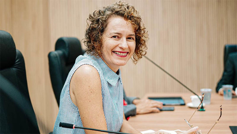Imagem 1 - RN é o primeiro estado a adotar a Lei de Cota em Contratações Públicas para Mulheres Vítimas de Violência. “A medida visa apoiar mulheres em situação de vulnerabilidade, proporcionando algo que é fundamental, a autonomia financeira através do acesso ao mercado de trabalho”, afirma a deputado Isolda Dantas, autora do projeto. A nova lei se aplica à administração pública federal direta, autárquica e fundacional, garantindo oportunidades reais de emprego para mulheres vítimas de violência. Imagem 1 - RN é o primeiro estado a adotar a Lei de Cota em Contratações Públicas para Mulheres Vítimas de Violência. “A medida visa apoiar mulheres em situação de vulnerabilidade, proporcionando algo que é fundamental, a autonomia financeira através do acesso ao mercado de trabalho”, afirma a deputado Isolda Dantas, autora do projeto. A nova lei se aplica à administração pública federal direta, autárquica e fundacional, garantindo oportunidades reais de emprego para mulheres vítimas de violência.