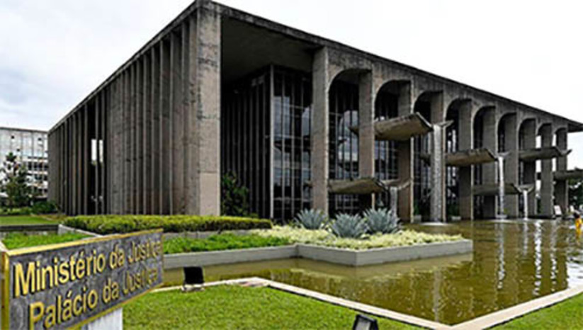Imagem 1 - Moraes autoriza o Ministério da Justiça a compartilhar imagens dos ataques com a CPMI do 8 de Janeiro. A decisão foi tomada nesta segunda-feira (7). Em ofício protocolado no Inquérito (INQ) 4927, o ministro da Justiça e Segurança Pública, Flávio Dino, pediu autorização do Supremo para o compartilhamento. Em sua decisão, o ministro Alexandre explicou que, para elucidação das responsabilidades criminais dos envolvidos, foi necessário anexar ao inquérito todas as imagens que auxiliem na identificação dos responsáveis. Em relação ao pedido de Dino, o ministro entendeu que não há nenhuma situação excepcional que impeça a cessão e o compartilhamento de imagens à CPMI, que deverá analisar se as torna públicas ou se mantém seu sigilo, em razão de eventuais diligências em andamento. Imagem 1 - Moraes autoriza o Ministério da Justiça a compartilhar imagens dos ataques com a CPMI do 8 de Janeiro. A decisão foi tomada nesta segunda-feira (7). Em ofício protocolado no Inquérito (INQ) 4927, o ministro da Justiça e Segurança Pública, Flávio Dino, pediu autorização do Supremo para o compartilhamento. Em sua decisão, o ministro Alexandre explicou que, para elucidação das responsabilidades criminais dos envolvidos, foi necessário anexar ao inquérito todas as imagens que auxiliem na identificação dos responsáveis. Em relação ao pedido de Dino, o ministro entendeu que não há nenhuma situação excepcional que impeça a cessão e o compartilhamento de imagens à CPMI, que deverá analisar se as torna públicas ou se mantém seu sigilo, em razão de eventuais diligências em andamento.