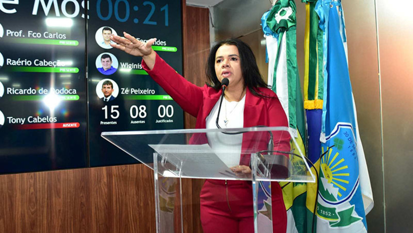 Imagem 1 - Vereadora Marileide Morais assume mandato de forma interina na Câmara de Mossoró. Ex-conselheira tutelar, ela tomou posse no plenário, na sessão desta terça-feira (8), da Câmara Municipal, em razão de licença para tratamento de assuntos particulares do vereador Genilson Alves (Pros), até o dia 31 deste mês. De pé, na tribuna, prestou juramento e assinou o termo de posse. Imagem 1 - Vereadora Marileide Morais assume mandato de forma interina na Câmara de Mossoró. Ex-conselheira tutelar, ela tomou posse no plenário, na sessão desta terça-feira (8), da Câmara Municipal, em razão de licença para tratamento de assuntos particulares do vereador Genilson Alves (Pros), até o dia 31 deste mês. De pé, na tribuna, prestou juramento e assinou o termo de posse.