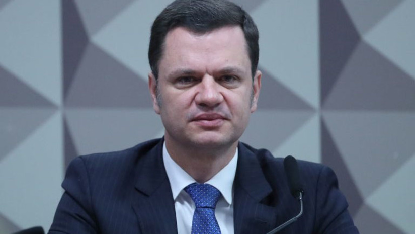 Imagem 1 -  Torres chama ‘minuta do golpe’ de “aberração jurídica” e diz que não sabe quem produziu o documento. Anderson Torres, foi ouvido na CMPI do 8 de janeiro, nesta terça-feira (8). Ministro da Justiça no governo de Jair Bolsonaro, Torres era secretário de Segurança Pública do DF no dia dos ataques às sedes dos três Poderes. Na ocasião, ele estava nos Estados Unidos. Anderson Torres chegou a ser preso por 117 dias, a pedido da Polícia Federal, acusado de omissão. Atualmente, está solto e usa tornozeleira eletrônica. “No dia 10 de janeiro, durante uma busca e apreensão em minha casa, a polícia encontrou um texto apócrifo, sem data, uma fantasiosa minuta, que vai para a coleção de absurdos que constantemente chegam aos detentores de cargos públicos”, disse ele em seu depoimento.