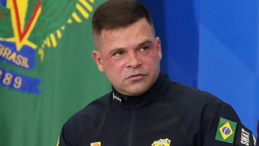 Imagem 1 -  Ex-diretor da PRF é preso em operação sobre interferência no 2º turno das eleições 2022. A prisão ocorreu na manhã desta quarta-feira (9), em Florianópolis. Os mandados foram autorizados pelo ministro do Supremo Tribunal Federal (STF) Alexandre de Moraes. Em 30 de outubro, dia do segundo turno, a PRF realizou blitze que interferiram na movimentação de eleitores, sobretudo no Nordeste, onde Lula (PT) tinha vantagem sobre Jair Bolsonaro (PL) nas pesquisas de intenção de voto. Na véspera, o diretor-geral da PRF, Silvinei Vasques, havia declarado voto em Bolsonaro. Há ainda 10 mandados de busca e apreensão sendo cumpridos no Rio Grande do Sul, no Distrito Federal, em Santa Catarina e no Rio Grande do Norte, contra diretores da PRF na gestão Silvinei. Não há mandados de prisão contra eles.