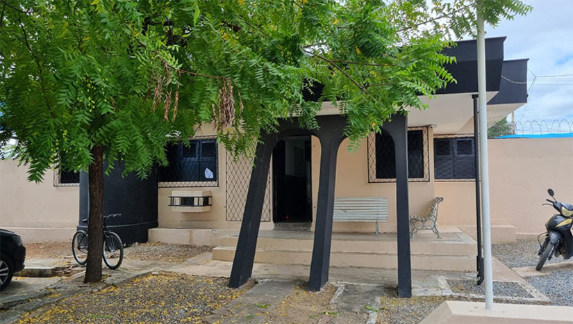 Imagem 1 -  38ª Delegacia de Polícia, no Alto de São Manoel, volta a funcionar a partir desta quinta-feira (10). A unidade, localizada no cruzamento da Av. Presidente Dutra com a Francisco Mota, passou por um ampla reforma, para melhor acomodar as equipes que atuam no local, bem como a população que busca atendimento. A 38ª DP atende todos os bairros que estão localizados entre o Centro, a partir da Av. Rio Branco, o grande Alto de São Manoel e adjacências. A  partir desta quinta-feira (10), quem precisar de atendimento relacionado a casos como estelionato, crimes cibernéticos ou qualquer outro que não seja competência das delegacias especializadas (DHPP, Deam, Defur), podem procurar o local.