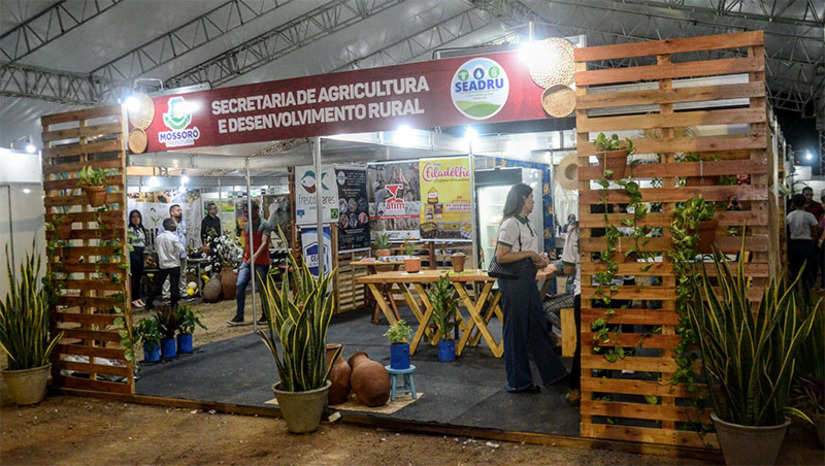 Imagem 1 -  Confira a programação completa da Festa do Bode 2023 que tem início nesta quinta-feira, 10. As primeiras atividades ocorrem logo no início da manhã. A festa se estenderá até o próximo domingo (13) com shows musicais, apresentação de humorista, repentista, além de programação científica e torneios e festival gastronômico. Promovido pela Prefeitura de Mossoró, em 2022, o evento movimentou em torno de 6 milhões de reais e atraiu mais de 50 mil pessoas. “A expectativa da Secretaria da Agricultura é muito positiva para a Festa do Bode deste ano. Temos uma boa procura nas palestras, cursos, oficinas. Teremos também uma grande quantidade de comerciantes habilitados para trabalharem durante os quatro dias de evento, além de mais de 20 atrações que se apresentarão durante os dias de festa”, disse, o secretário de agricultura, Faviano Moreira.