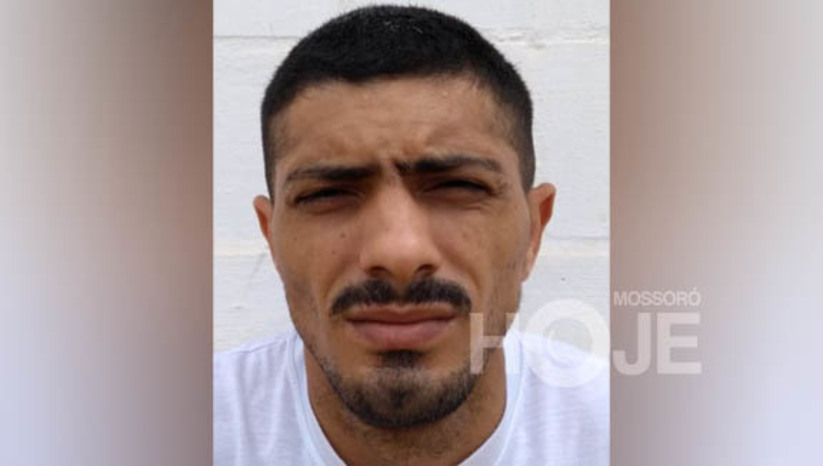 Imagem 1 - Homem que matou carroceiro próximo à Cobal é identificado e indiciado pela DHPP. Luiz Dom Diego já é um velho conhecido da justiça, já tendo sido condenado por outros crimes de homicídios, um deles contra outro carroceiro. Atualmente, ele cumpre pena por roubo. De acordo com as investigações conduzidas pela equipe da Delegacia de Homicídios e Proteção à Pessoa de Mossoró, ele também foi o responsável por atirar e matar o carroceiro Severino Pereira Neto, em 10 de setembro de 2022, próximo à Cobal. No dia, a vítima estava trabalhando, quando foi surpreendida por Dom Diego, que já chegou atirando. Segundo o delegado Caio Fábio,o inquérito foi concluído e remetido à justiça, que deferiu o pedido de prisão preventiva, garantindo que ele continue preso para responder por este crime. Imagem 1 - Homem que matou carroceiro próximo à Cobal é identificado e indiciado pela DHPP. Luiz Dom Diego já é um velho conhecido da justiça, já tendo sido condenado por outros crimes de homicídios, um deles contra outro carroceiro. Atualmente, ele cumpre pena por roubo. De acordo com as investigações conduzidas pela equipe da Delegacia de Homicídios e Proteção à Pessoa de Mossoró, ele também foi o responsável por atirar e matar o carroceiro Severino Pereira Neto, em 10 de setembro de 2022, próximo à Cobal. No dia, a vítima estava trabalhando, quando foi surpreendida por Dom Diego, que já chegou atirando. Segundo o delegado Caio Fábio,o inquérito foi concluído e remetido à justiça, que deferiu o pedido de prisão preventiva, garantindo que ele continue preso para responder por este crime.