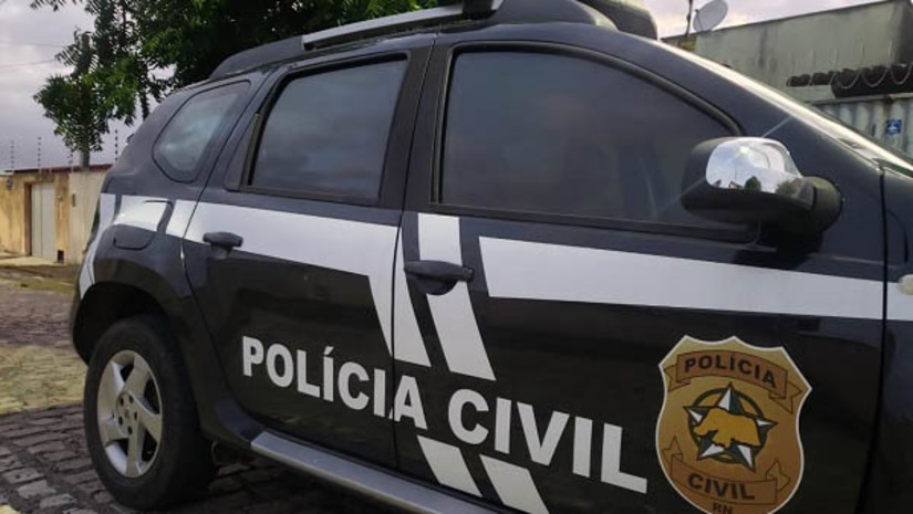 Imagem 1 - Defur elucida crime de tentativa de latrocínio ocorrido em junho, no Macarrão. De acordo com informações do delegado Paulo Torres, titular da Defur, a vítima, cujo nome será preservado, chegava em casa, no dia 6 de junho de 2023, quando um adolescente de 15 anos se aproximou anunciando um assalto. O menor queria uma suposta arma e dinheiro que o homem guardava em casa. A vítima reagiu porque sua filha apareceu e o adolescente ameaçou a vida dela. Após uma luta corporal, o homem acabou sendo baleado no tórax. O autor do disparo foi reconhecido pelas vítimas, chegou a ser apreendido, mas foi liberado. O caso será remetido para a DPCA, que deverá pedir à justiça a apreensão do adolescente. Imagem 1 - Defur elucida crime de tentativa de latrocínio ocorrido em junho, no Macarrão. De acordo com informações do delegado Paulo Torres, titular da Defur, a vítima, cujo nome será preservado, chegava em casa, no dia 6 de junho de 2023, quando um adolescente de 15 anos se aproximou anunciando um assalto. O menor queria uma suposta arma e dinheiro que o homem guardava em casa. A vítima reagiu porque sua filha apareceu e o adolescente ameaçou a vida dela. Após uma luta corporal, o homem acabou sendo baleado no tórax. O autor do disparo foi reconhecido pelas vítimas, chegou a ser apreendido, mas foi liberado. O caso será remetido para a DPCA, que deverá pedir à justiça a apreensão do adolescente.