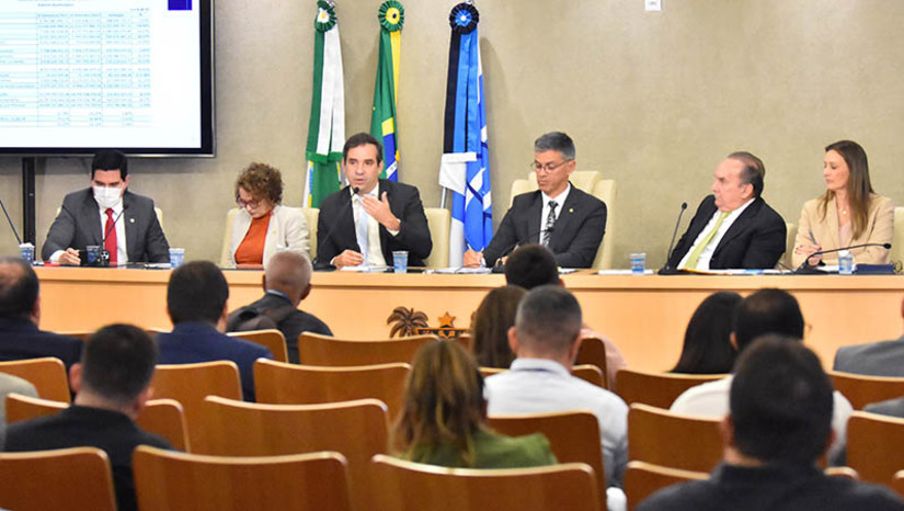 Imagem 1 -  Secretário diz a comissão da AL que Plano de Equilíbrio Fiscal é hoje um objetivo do RN. Carlos Eduardo Xavier, secretário estadual da Fazenda, esteve nesta quarta-feira (9), na Comissão de Finanças e Fiscalização da Assembleia Legislativa do Rio Grande do Norte, com o objetivo de esclarecer dúvidas em torno da realidade financeira do Governo do Estado. Na oportunidade, o secretário voltou a enfatizar que a atual crise é resultado do baixo crescimento da receita – atribuída ao corte no ICMS em 2022 – e ao grande aumento na folha salarial, principalmente devido ao reajuste dos professores.