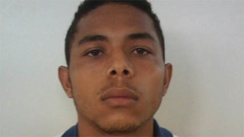 Imagem 1 -  “Queijada” é apontado como autor de uma tentativa de homicídio ocorrida em 2014, em Mossoró. Nesta quinta-feira (10), a delegada Cristiane Magalhães, da DHPP, informou que as investigações apontaram a autoria de uma tentativa de homicídio ocorrida em 10 de setembro de 2014, no Alto de São Manoel, em Mossoró. Sadrake Caetano de Lima foi alvejado com 5 tiros, por David Carlos da Silva, conhecido como “Queijada”. Mesmo ferida, a vítima conseguiu correr e pedir socorro, sendo levado ao HRTM. O autor foi identificado pela moto em que estava no momento do crime e reconhecido por testemunhas. Ele já é um velho conhecido da polícia, inclusive, cumpre pena atualmente no presídio estadual, por outro homicídio.