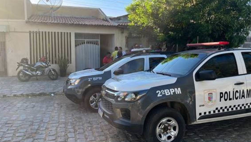 Imagem 1 -  Jovem de 22 anos é executado a tiros dentro de uma residência nos Paredões, em Mossoró. O crime aconteceu por volta das 16h desta quinta-feira (10), na rua Marechal Floriano. De acordo com a delegada Cristiane Magalhães, da DHPP, testemunhas afirmaram que a vítima, Valterlan Vitor, de 22 anos, estava em uma bicicleta, sendo perseguido por dois homens em uma motocicleta, ambos armados. Para tentar escapar, o jovem entrou em uma residência, mas foi seguido pelos suspeitos, que desferiram vários disparos contra ele e fugiram em seguida. A motivação do crime, bem como a identificação dos autores será investigada pela DHPP.