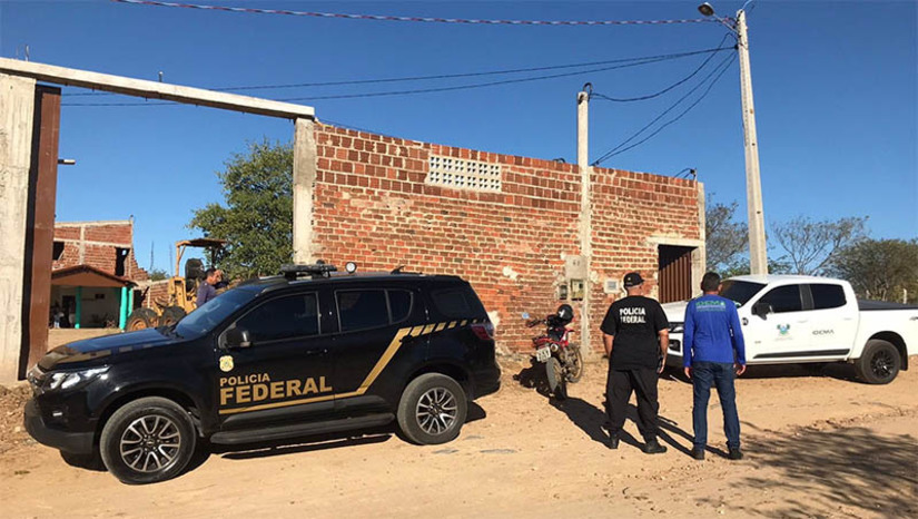 Imagem 1 - PF e IDEMA combatem extração ilegal de minerais do leito do rio Piranhas-Açú. A Operação Eufrates foi deflagrada nesta quinta-feira (10). O rio banha os estados da Paraíba e do Rio Grande do Norte. Com o prosseguimento das diligências no Inquérito Policial, estão sendo apurados os crimes de extração mineral (areia, argila, etc.) e a consequente atividade lesiva ao meio ambiente, cujas penas somadas podem chegar a 6 anos de detenção. Três mandados judiciais de busca e apreensão foram cumpridos na cidade de Jucurutu. Imagem 1 - PF e IDEMA combatem extração ilegal de minerais do leito do rio Piranhas-Açú. A Operação Eufrates foi deflagrada nesta quinta-feira (10). O rio banha os estados da Paraíba e do Rio Grande do Norte. Com o prosseguimento das diligências no Inquérito Policial, estão sendo apurados os crimes de extração mineral (areia, argila, etc.) e a consequente atividade lesiva ao meio ambiente, cujas penas somadas podem chegar a 6 anos de detenção. Três mandados judiciais de busca e apreensão foram cumpridos na cidade de Jucurutu.