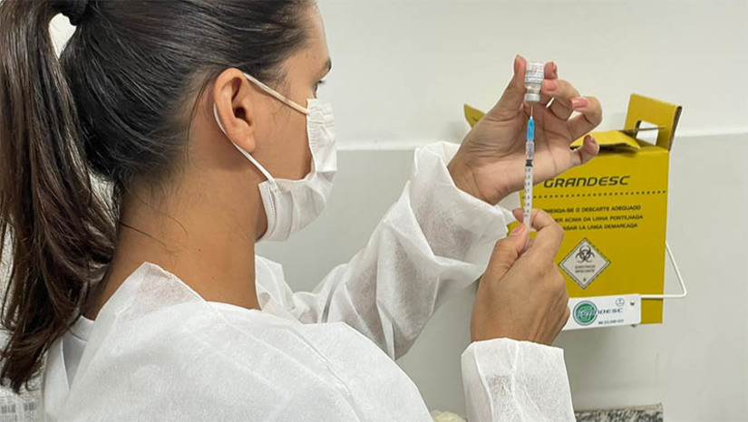 Imagem 1 -  Sistema RN+Vacina terá uma nova cara a partir da próxima semana. Lançado em 2021, o sistema RN+Vacina será atualizado. A nova atualização, que leva o sistema para a versão 2.0, foi desenvolvida com base nos feedbacks dos usuários. Feita em conjunto entre a Secretaria de Estado da Saúde Pública (Sesap) e o Laboratório de Inovação Tecnológica em Saúde da Universidade Federal do Rio Grande do Norte (Lais/UFRN), a nova versão visa aprimorar diversos aspectos de usabilidade e acesso às informações.