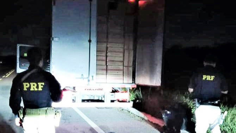 Imagem 1 - PRF prende motorista transportando R$ 1 milhão em cigarros contrabandeados no RN. A prisão aconteceu nesta sexta-feira (11), na BR 101, em São Gonçalo do Amarante. A caga, com 200 mil maços de cigarros, estava sendo transportada em um caminhão. Após a prisão, o motorista e a ocorrência foram encaminhados para a Superintendência da Polícia Federal do RN. O contrabando e a falsificação de cigarros são atividades criminosas com consequências danosas à saúde pública. Estima-se que esta atividade ilegal, nos últimos anos, tenha uma participação entre 70% e 80% no mercado de cigarros no RN. Imagem 1 - PRF prende motorista transportando R$ 1 milhão em cigarros contrabandeados no RN. A prisão aconteceu nesta sexta-feira (11), na BR 101, em São Gonçalo do Amarante. A caga, com 200 mil maços de cigarros, estava sendo transportada em um caminhão. Após a prisão, o motorista e a ocorrência foram encaminhados para a Superintendência da Polícia Federal do RN. O contrabando e a falsificação de cigarros são atividades criminosas com consequências danosas à saúde pública. Estima-se que esta atividade ilegal, nos últimos anos, tenha uma participação entre 70% e 80% no mercado de cigarros no RN.