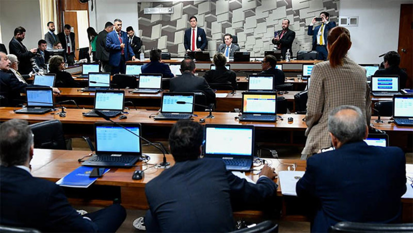 Imagem 1 -  Reforma Tributária será debatida na terça (15) na pela Comissão de Assuntos Econômicos do Senado. A audiência está marcada para depois da reunião deliberativa da CAE que acontece às 9h da manhã.  Aprovada no dia 7 de julho pela Câmara dos Deputados com apoio do governo, a proposta de emenda à Constituição (PEC) 45/2019 começou a tramitar no Senado na semana passada, tendo como relator o senador Eduardo Braga (MDB-AM). Segundo Vanderlan, a intenção da CAE é realizar "intensos ciclos de debates" para contribuir para um sistema tributário mais eficiente, capaz de atender aos interesses do país.