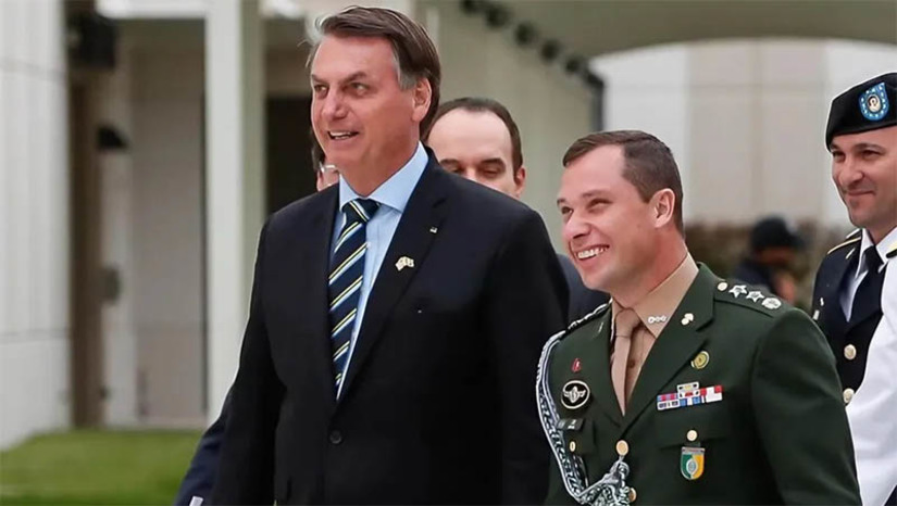 Imagem 1 -  Áudio de Mauro Cid obtido pela PF cita US$ 25 mil possivelmente pertencentes a Bolsonaro. A conversa faz parte do relatório da investigação que baseou a deflagração da Operação Lucas 12:2, que apura o suposto funcionamento de uma organização criminosa para desviar e vender presentes de autoridades estrangeiras durante o governo do ex-presidente Jair Bolsonaro. Na manhã de hoje, a PF realizou buscas e apreensões contra Mauro Cid, o pai dele, general de Exército, Mauro Lourena Cid, e o ex-advogado de Bolsonaro, Frederick Wassef.