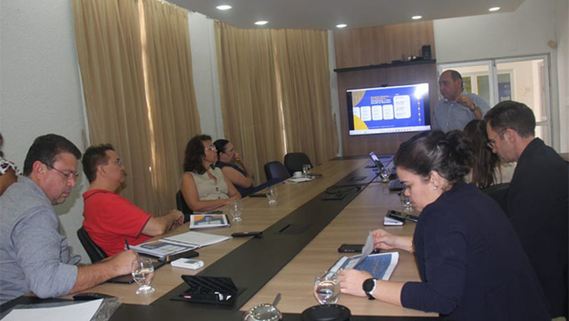 Imagem 1 -  O estudo da Faculdade de Economia da UERN, apresentado na tarde desta quinta-feira, 10, na Câmara de Dirigentes Lojistas (CDL) de Mossoró, aponta ainda que este valor pode chegar R$ 443,7 milhões nos próximos três anos. Os números evidenciam a viabilidade do evento.  “Esse tipo de estudo é fundamental para entender o impacto econômico do turismo de eventos e orientar os investimentos no MCJ, gerando empregos e renda”, disse o professor Leovigildo Cavalcanti, da Facem, responsável pela pesquisa. Segundo o docente, Mossoró tem potencial para ter, em breve, o segundo maior São João do País, atrás apenas de Caruaru/PE.