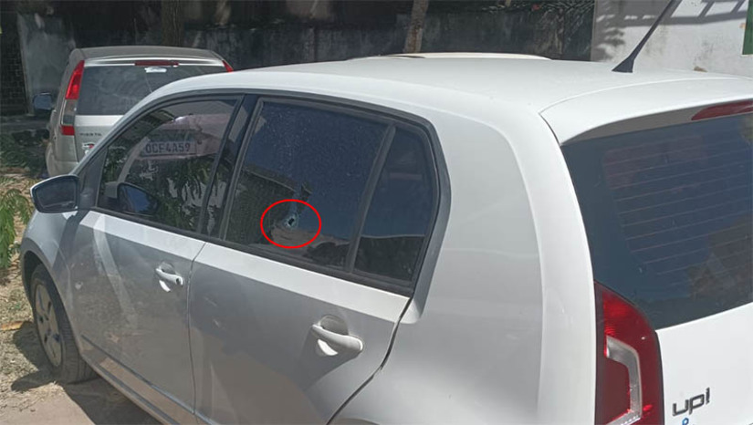 Imagem 1 - Mulher é vítima de tentativa de latrocínio no bairro Aeroporto, em Mossoró. O crime aconteceu na manhã desta segunda-feira (14), nas proximidades da Cantina Azul. A vítima, cujo nome não será divulgado, estava trafegando em um carro, quando foi abordada por dois suspeitos, que ordenaram que ela saísse do veículo. A mulher, no entanto, acelerou, na tentativa de fugir. Um dos suspeitos atirou. O disparo atravessou o vidro traseiro e acertou as costas da vítima. Ela foi socorrida para o HRTM e seu estado de saúde é desconhecido. Imagem 1 - Mulher é vítima de tentativa de latrocínio no bairro Aeroporto, em Mossoró. O crime aconteceu na manhã desta segunda-feira (14), nas proximidades da Cantina Azul. A vítima, cujo nome não será divulgado, estava trafegando em um carro, quando foi abordada por dois suspeitos, que ordenaram que ela saísse do veículo. A mulher, no entanto, acelerou, na tentativa de fugir. Um dos suspeitos atirou. O disparo atravessou o vidro traseiro e acertou as costas da vítima. Ela foi socorrida para o HRTM e seu estado de saúde é desconhecido.