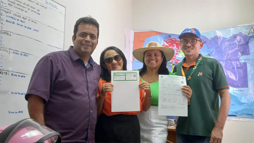 Imagem 1 - 35 agricultores de Mossoró recebem seus CAFs durante a Festa do Bode 2023. O Cadastro Nacional da Agricultura Familiar identifica e qualifica o público beneficiário da Política Nacional da Agricultura Familiar (Lei n.º 11.326/2006). A inscrição do CAF é requisito básico para obtenção do acesso às diversas políticas públicas direcionadas ao desenvolvimento e fortalecimento da agricultura familiar. Imagem 1 - 35 agricultores de Mossoró recebem seus CAFs durante a Festa do Bode 2023. O Cadastro Nacional da Agricultura Familiar identifica e qualifica o público beneficiário da Política Nacional da Agricultura Familiar (Lei n.º 11.326/2006). A inscrição do CAF é requisito básico para obtenção do acesso às diversas políticas públicas direcionadas ao desenvolvimento e fortalecimento da agricultura familiar.