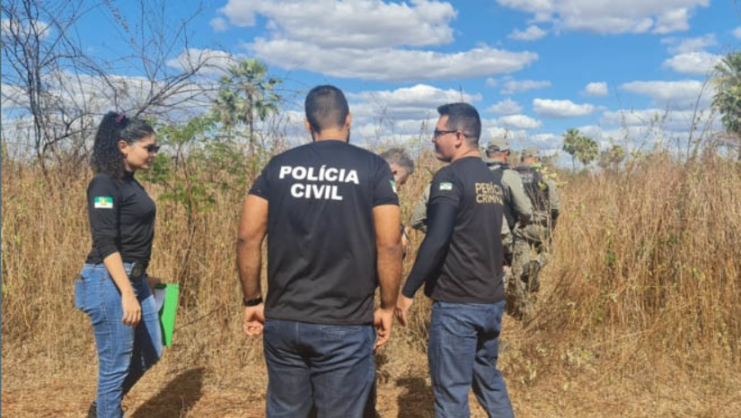Imagem 1 - Polícia encontra corpo em matagal na Barrinha, zona rural de Mossoró. O corpo de um homem, sem identificação, foi encontrado na região do sítio Riachinho, nesta segunda (14). Ele já estava em avançado estado de decomposição, mas a perícia conseguiu identificar marcas de violência. A vítima estava há poucos metros de uma parada de ônibus e foi encontrada por uma popular que passava pelo local e percebeu a movimentação de urubus. A equipe do Itep fez a remoção do corpo para sua sede, onde passará por exames para determinar a causa da morte e fazer a identificação. Imagem 1 - Polícia encontra corpo em matagal na Barrinha, zona rural de Mossoró. O corpo de um homem, sem identificação, foi encontrado na região do sítio Riachinho, nesta segunda (14). Ele já estava em avançado estado de decomposição, mas a perícia conseguiu identificar marcas de violência. A vítima estava há poucos metros de uma parada de ônibus e foi encontrada por uma popular que passava pelo local e percebeu a movimentação de urubus. A equipe do Itep fez a remoção do corpo para sua sede, onde passará por exames para determinar a causa da morte e fazer a identificação.