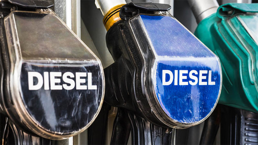 Imagem 1 - Quatro mil litros de óleo diesel S-10 roubados em Mossoró são localizados em Ipanguaçu. O combustível havia sido roubado de uma distribuidora de Mossoró, na terça-feira (8), e foi localizado pela polícia civil neste sábado (12), em uma fazenda, localizada no município de Ipanguaçu. Tanto o proprietário da fazenda, um empresário do município de Itajá, como o responsável por cuidar do local foram conduzidos à delegacia para prestarem esclarecimentos. Alguns dos suspeitos pela prática do roubo e pelo crime de receptação foram identificados pela polícia. Imagem 1 - Quatro mil litros de óleo diesel S-10 roubados em Mossoró são localizados em Ipanguaçu. O combustível havia sido roubado de uma distribuidora de Mossoró, na terça-feira (8), e foi localizado pela polícia civil neste sábado (12), em uma fazenda, localizada no município de Ipanguaçu. Tanto o proprietário da fazenda, um empresário do município de Itajá, como o responsável por cuidar do local foram conduzidos à delegacia para prestarem esclarecimentos. Alguns dos suspeitos pela prática do roubo e pelo crime de receptação foram identificados pela polícia.