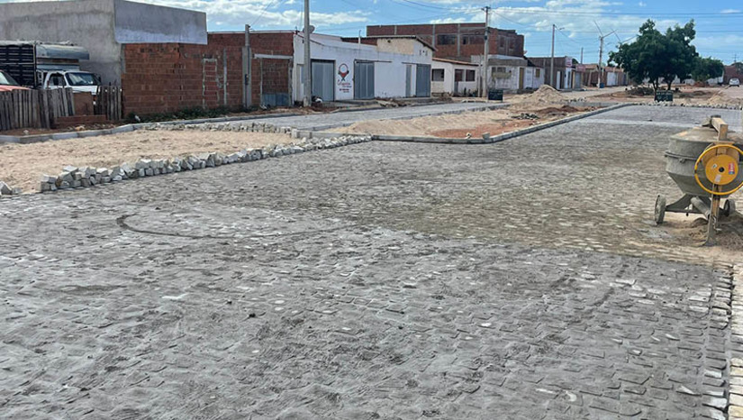 Imagem 1 -  Prefeitura de Serra do Mel pavimenta mais uma rua na Vila Brasília. A rua contemplada é a Gilcivan Leite e Sousa. O projeto não apenas traz conforto e acessibilidade, mas também reflete o compromisso em construir um ambiente mais valorizado e próspero para a comunidade. O investimento em infraestrutura, representado pela pavimentação da rua, não só melhora a mobilidade e reduz a poeira, mas também ressalta o comprometimento da prefeitura em criar um lugar melhor para todos. 