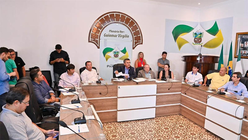 Imagem 1 -  “Chegada da Shein ao Estado traz uma expectativa significativa de incremento na economia local”. Por propositura do deputado Francisco do PT, a Assembleia Legislativa promoveu audiência pública nesta segunda-feira (14), na Câmara Municipal de Parelhas, para debater assuntos relacionados ao papel das oficinas de costuras do Seridó diante da recém anunciada parceria entre o e-commerce chinês Shein e a empresa potiguar Coteminas, para confecção de roupas no Rio Grande do Norte. O evento reuniu membros do Poder Público, entidades representativas e sociedade civil.