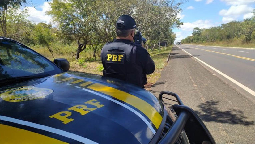 Imagem 1 - “Velocidade Máxima”: PRF inicia operação de fiscalização de velocidade no RN. A ação, iniciada nesta segunda (14), prosseguirá até o dia 31 de agosto e contará com reforço policial para fiscalizar as rodovias federais potiguares, com o intuito de prevenir e reduzir os acidentes graves, como também conscientizar a população sobre a importância da segurança no trânsito. De acordo com a PRF, na fiscalização serão utilizados radares portáteis em horários e trechos críticos com maior ocorrência de acidentes para captar infrações de trânsito relacionadas ao excesso de velocidade. Imagem 1 - “Velocidade Máxima”: PRF inicia operação de fiscalização de velocidade no RN. A ação, iniciada nesta segunda (14), prosseguirá até o dia 31 de agosto e contará com reforço policial para fiscalizar as rodovias federais potiguares, com o intuito de prevenir e reduzir os acidentes graves, como também conscientizar a população sobre a importância da segurança no trânsito. De acordo com a PRF, na fiscalização serão utilizados radares portáteis em horários e trechos críticos com maior ocorrência de acidentes para captar infrações de trânsito relacionadas ao excesso de velocidade.