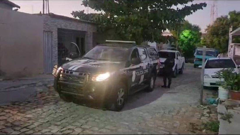 Imagem 1 - PC prende suspeitos de integrarem organização criminosa responsável por 11 homicídios em Apodi. A "Operação Pulso Firme” aconteceu nesta terça-feira (15), com o objetivo de combater o tráfico de drogas na região, praticado por uma organização criminosa com atuação em um estado vizinho. Ao todo, foram cumpridos 12 mandados de busca e apreensão e seis mandados de prisão. Quatro homens foram presos e dois continuam foragidos. De acordo com as informações levantadas pela equipe da Polícia Civil, a organização criminosa buscava o controle do tráfico de drogas na região. Com isso, os integrantes matavam membros de outra facção criminosa considerados rivais, o que resultou no homicídio de onze pessoas em Apodi. Imagem 1 - PC prende suspeitos de integrarem organização criminosa responsável por 11 homicídios em Apodi. A "Operação Pulso Firme” aconteceu nesta terça-feira (15), com o objetivo de combater o tráfico de drogas na região, praticado por uma organização criminosa com atuação em um estado vizinho. Ao todo, foram cumpridos 12 mandados de busca e apreensão e seis mandados de prisão. Quatro homens foram presos e dois continuam foragidos. De acordo com as informações levantadas pela equipe da Polícia Civil, a organização criminosa buscava o controle do tráfico de drogas na região. Com isso, os integrantes matavam membros de outra facção criminosa considerados rivais, o que resultou no homicídio de onze pessoas em Apodi.