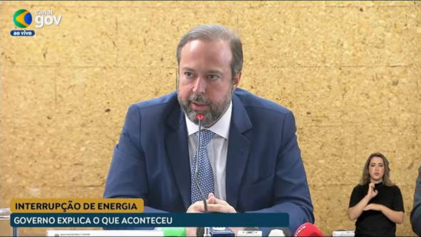 Imagem 1 -  Ministro diz que “apagão” foi provocado por “eventos concomitantes”; um deles ocorreu no Ceará. O ministro de Minas e Energia, Alexandre Silveira, concedeu entrevista coletiva, na tarde desta terça-feira (15), onde falou sobre o “apagão” que atingiu 25 estados e o Distrito Federal (apenas Roraima não foi afetado), durante a manhã.  “Para acontecer um evento dessa magnitude nós temos que ter tido dois eventos concomitantes em linhas de transmissão de alta capacidade, ou seja, é extremamente raro que aconteça o que aconteceu”, disse. Ele não explicou os motivos da falha, mas informou que os dados técnicos serão disponibilizados nas próximas 48 horas pelo ONS. O ministro deverá solicitar uma investigação por parte da PF e da Abin.