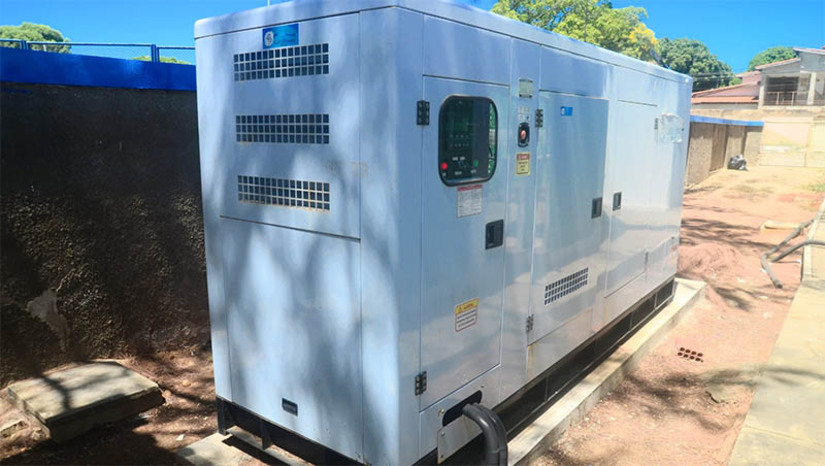 Imagem 1 -  Atendimentos na UPAs de Mossoró foram mantidos durante apagão; geradores garantiram a energia. Em junho do ano passado, a gestão municipal entregou geradores de energia às UPAs dos bairros Alto de São Manoel e Santo Antônio. Cada equipamento foi adquirido no valor de R$ 235 mil, totalizando um investimento de R$ 470 mil. “Hoje pela manhã, após a falta de energia em nosso município, circulei nas três UPAs de Mossoró. A unidade localizada no bairro Santo Antônio não necessitou de gerador, uma vez que não foi afetada pela falta de energia elétrica, seguindo o seu funcionamento normal. Nas outras duas UPAs houve a necessidade de uso de geradores, garantindo os atendimentos, sem interrupção dos serviços e sem prejuízos à população. Mostrando mais uma vez a importância do gerador e a ação da gestão em colocar geradores em funcionamento”, destacou Morgana Dantas, secretária municipal de Saúde.
