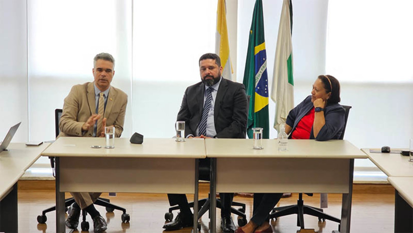 Imagem 1 - Governadora, novos gestores do aeroporto de Natal e presidente dos Correios se reúnem em Brasília. O objetivo da visita foi apresentar ao presidente dos Correios, Fabiano Silva Santos, os diretores do grupo Zurich Airport, que irá comandar em breve o aeroporto de Natal. O grupo suíço venceu o leilão de relicitação do aeroporto, e é nele que deve ser instalado o Centro de Distribuição de Encomendas (conhecido como HUB dos Correios). “Foi uma reunião muito produtiva, dando continuidade às tratativas para a instalação do centro de distribuição dos Correios em São Gonçalo do Amarante. Um equipamento importantíssimo, que significa muito para o nosso estado”, avaliou a governadora Fátima Bezerra. Imagem 1 - Governadora, novos gestores do aeroporto de Natal e presidente dos Correios se reúnem em Brasília. O objetivo da visita foi apresentar ao presidente dos Correios, Fabiano Silva Santos, os diretores do grupo Zurich Airport, que irá comandar em breve o aeroporto de Natal. O grupo suíço venceu o leilão de relicitação do aeroporto, e é nele que deve ser instalado o Centro de Distribuição de Encomendas (conhecido como HUB dos Correios). “Foi uma reunião muito produtiva, dando continuidade às tratativas para a instalação do centro de distribuição dos Correios em São Gonçalo do Amarante. Um equipamento importantíssimo, que significa muito para o nosso estado”, avaliou a governadora Fátima Bezerra.