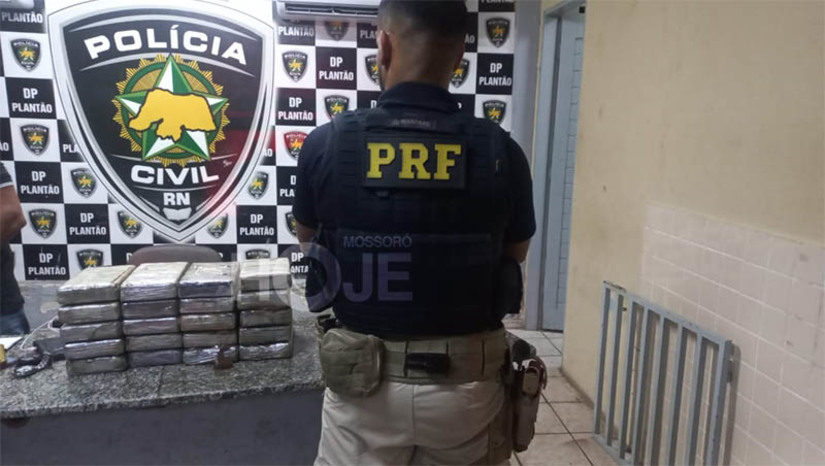 Imagem 1 - PRF prende dupla transportando 21kg de cocaína em um veículo BR-304, em Mossoró. As prisões de Raimundo Braz da Silva Júnior, de 48 anos, e Márcio Alfredo da Silva, de 43 anos, aconteceram na madrugada desta quarta-feira (16). A droga estava sendo transportada em um fundo falso, no veículo. A dupla seguia do município de Upanema para Natal. A carga foi avaliada em cerca de R$ 1 milhão. Contra Raimundo, os policiais ainda constataram que existia um mandado de prisão em aberto, por um roubo cometido em Alto do Rodrigues. Imagem 1 - PRF prende dupla transportando 21kg de cocaína em um veículo BR-304, em Mossoró. As prisões de Raimundo Braz da Silva Júnior, de 48 anos, e Márcio Alfredo da Silva, de 43 anos, aconteceram na madrugada desta quarta-feira (16). A droga estava sendo transportada em um fundo falso, no veículo. A dupla seguia do município de Upanema para Natal. A carga foi avaliada em cerca de R$ 1 milhão. Contra Raimundo, os policiais ainda constataram que existia um mandado de prisão em aberto, por um roubo cometido em Alto do Rodrigues.