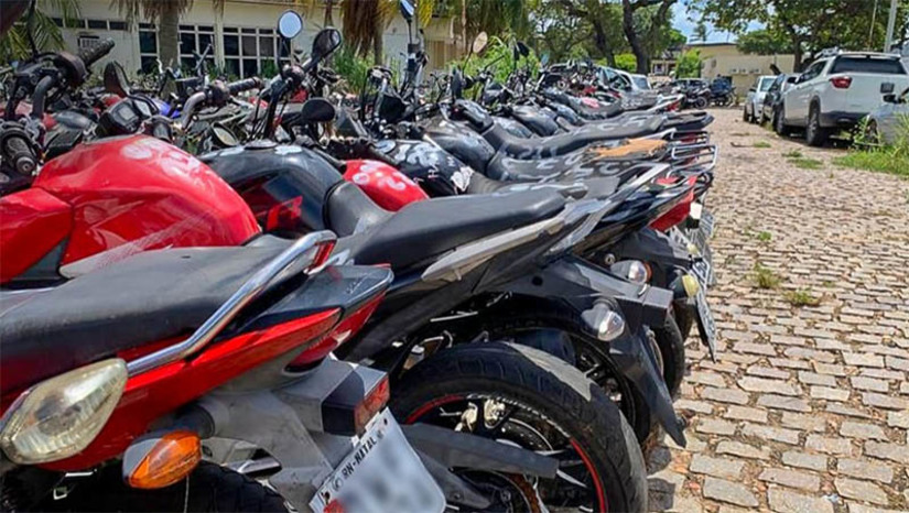 Imagem 1 -  Polícia Civil do RN vai leiloar 40 lotes de veículos pelo Programa Pátio Livre. O leilão será realizado no dia 17 de agosto de 2023, às 10:00, através do site Lance Certo Leilões. Os lotes são compostos de carro e motocicleta apreendidos, abandonados e não reclamados por seus proprietários no prazo de sessenta dias. Poderão participar do leilão somente pessoas jurídicas regularmente constituídas e registradas perante o órgão executivo de trânsito do Estado do Rio Grande do Norte, conforme Lei nº 12.977, de 20 de maio de 2014. 