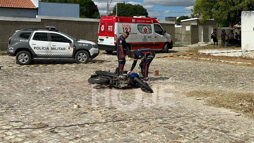 Imagem 1 - O crime aconteceu por volta das 13h30 desta quarta-feira (16). A vítima, identificada como Francisco Canindé da Silva, estaria fazendo uma corrida no momento em que foi alvejada por dois disparos, tendo um a atingido na região da nuca e outro no rosto. Uma mulher, que havia contratado uma corrida a partir do Centro, estava na garupa da motocicleta. Ela afirmou à polícia que dois homens se aproximaram em outra motocicleta e a mandaram correr, antes de atirar no mototaxista. A equipe da DHPP vai investigar o caso. Imagem 1 - O crime aconteceu por volta das 13h30 desta quarta-feira (16). A vítima, identificada como Francisco Canindé da Silva, estaria fazendo uma corrida no momento em que foi alvejada por dois disparos, tendo um a atingido na região da nuca e outro no rosto. Uma mulher, que havia contratado uma corrida a partir do Centro, estava na garupa da motocicleta. Ela afirmou à polícia que dois homens se aproximaram em outra motocicleta e a mandaram correr, antes de atirar no mototaxista. A equipe da DHPP vai investigar o caso.