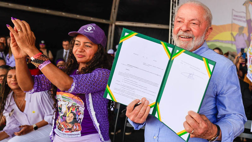 Imagem 1 -  Na Marcha das Margaridas, Governo Federal anuncia pacto nacional de prevenção a feminicídios  O anúncio foi feito nesta quarta-feira (16), pelo presidente Lula, durante sua participação no encerramento da Marcha das Margaridas 2023, em Brasília. O Ministério das Mulheres vai coordenar as ações governamentais com o objetivo de prevenir as mortes violentas de mulheres, em razão da desigualdade de gênero e da violência doméstica. O novo pacto ainda terá a missão de garantir os direitos e o acesso à justiça às mulheres vítimas da violência e aos seus familiares.   