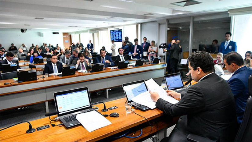 Imagem 1 - Votação da reforma tributária no Senado deve ocorrer em 4 de outubro. Nesta quarta-feira (16) a Comissão de Constituição e Justiça (CCJ) aprovou o plano de trabalho para a análise da proposta de emenda à Constituição da reforma tributária (PEC 45/2019), apresentado pelo relator, senador Eduardo Braga (MDB-AM). A perspectiva é de que o relatório seja apresentado em 27 de setembro. O presidente da CCJ, senador Davi Alcolumbre (União-AP), destacou que a proposta vai tramitar única e exclusivamente no colegiado, seguindo ao Plenário após deliberação. Imagem 1 - Votação da reforma tributária no Senado deve ocorrer em 4 de outubro. Nesta quarta-feira (16) a Comissão de Constituição e Justiça (CCJ) aprovou o plano de trabalho para a análise da proposta de emenda à Constituição da reforma tributária (PEC 45/2019), apresentado pelo relator, senador Eduardo Braga (MDB-AM). A perspectiva é de que o relatório seja apresentado em 27 de setembro. O presidente da CCJ, senador Davi Alcolumbre (União-AP), destacou que a proposta vai tramitar única e exclusivamente no colegiado, seguindo ao Plenário após deliberação.