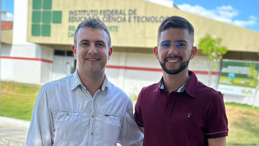 Imagem 1 -  A Capacitação profissional Eletricista de Sistemas de Energias Renováveis será ministrado pelo Instituto Federal de Educação Tecnológica do Rio Grande do Norte em parceria com a Câmara Municipal. Inclusive, o presidente da casa legislativa, Thiago Freitas, informou que os interessados na capacitação devem ficar atentos no Instagram da Cãmara de Serra do Mel, pois às 8 horas desta quinta-feira, dia 17, será disponibilizado o link para cadastrar os candidatos. O curso será ministrado em 2 meses e neste período, os alunos receberão bolsa de R$ 400,00 e, ao final, terão certificado com validade nacional