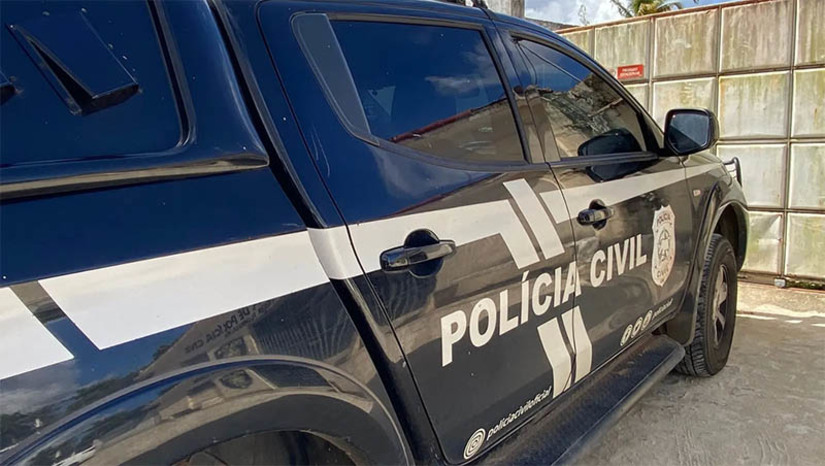 Imagem 1 - Investigado por estupro é preso em Touro após mandar mensagem para a vítima desafiando a justiça. O homem, de 25 anos, foi preso nesta quarta-feira (16). Ele é investigado por estupro e por descumprimento de Medida Protetiva de Urgência (MPU). Apesar da MPU concedida em favor da vítima, ele estaria importunando-a por meio de uma rede social. Além disso, por meio de conversas em um aplicativo, o investigado desafiou a justiça e xingou os policiais civis da Delegacia de Touros. Sob custódia, o suspeito diz não ter descumprido a MPU. A investigação prosseguirá visando a elucidação do caso. Imagem 1 - Investigado por estupro é preso em Touro após mandar mensagem para a vítima desafiando a justiça. O homem, de 25 anos, foi preso nesta quarta-feira (16). Ele é investigado por estupro e por descumprimento de Medida Protetiva de Urgência (MPU). Apesar da MPU concedida em favor da vítima, ele estaria importunando-a por meio de uma rede social. Além disso, por meio de conversas em um aplicativo, o investigado desafiou a justiça e xingou os policiais civis da Delegacia de Touros. Sob custódia, o suspeito diz não ter descumprido a MPU. A investigação prosseguirá visando a elucidação do caso.