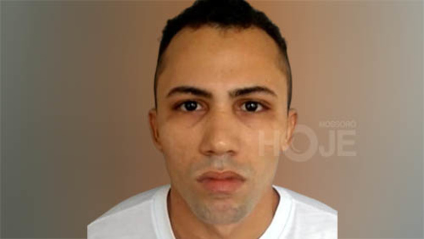Imagem 1 - Preso do regime semiaberto é assassinado nos Três Vinténs, em Mossoró; sexto homicídio em 4 dias na cidadeA vítima foi identificada como Leykson Thiago Fernandes de Oliveira, conhecido como Thiago do Bode. Ele havia saído de casa, por volta das 10h30 e seguia a pé pela rua João Batista Martins, quando foi surpreendido pelo atirador. De acordo com o delegado Caio Fábio, da DHPP, a perícia do Itep identificou, pelo menos, cinco disparos de pistola calibre .40. Thiago respondia pelo crime de roubo e vinha cumprindo pena no regime semiaberto, tendo saído do sistema prisional há pouco tempo. Imagem 1 - Preso do regime semiaberto é assassinado nos Três Vinténs, em Mossoró; sexto homicídio em 4 dias na cidadeA vítima foi identificada como Leykson Thiago Fernandes de Oliveira, conhecido como Thiago do Bode. Ele havia saído de casa, por volta das 10h30 e seguia a pé pela rua João Batista Martins, quando foi surpreendido pelo atirador. De acordo com o delegado Caio Fábio, da DHPP, a perícia do Itep identificou, pelo menos, cinco disparos de pistola calibre .40. Thiago respondia pelo crime de roubo e vinha cumprindo pena no regime semiaberto, tendo saído do sistema prisional há pouco tempo.